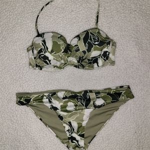 SALE, VICTORIA'S SECRET BIKINI! TOP 32A, BOTTOM SIZE SMALL. NEW WITHOUT TAGS!